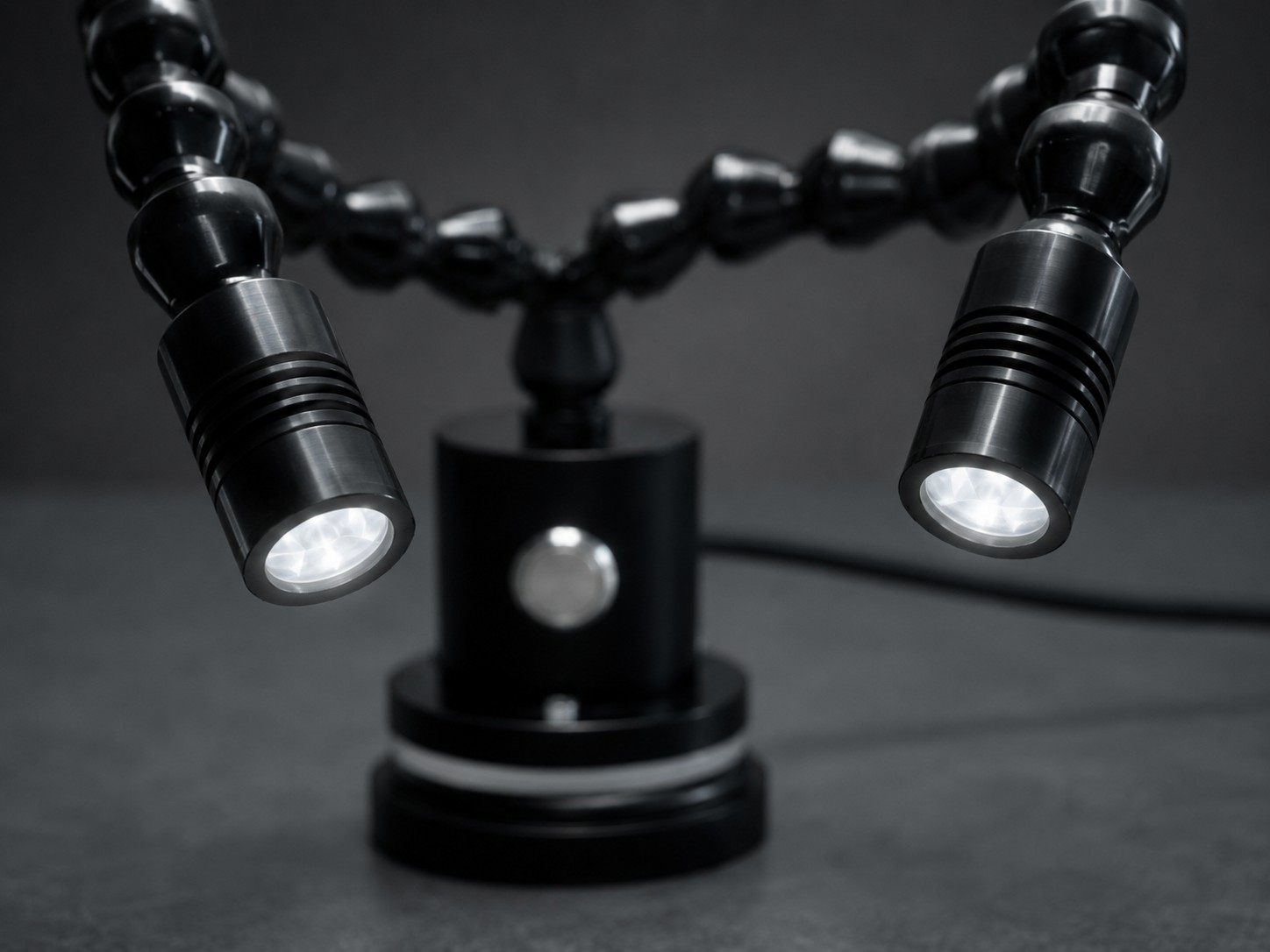Rohrlux DuoFlex – LED-Arbeitsplatzleuchte mit zwei flexibel positionierbaren Lichtköpfen